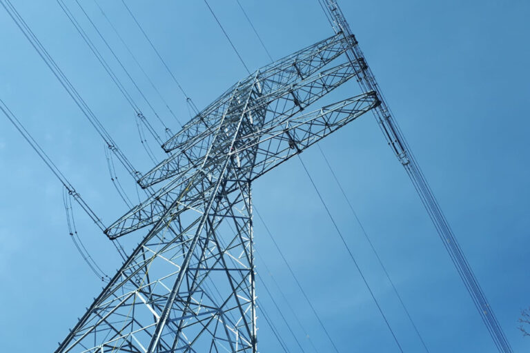 El preu de la llum inaugura l’any a 122,63 euros per MWh, gairebé el triple que l’exercici anterior