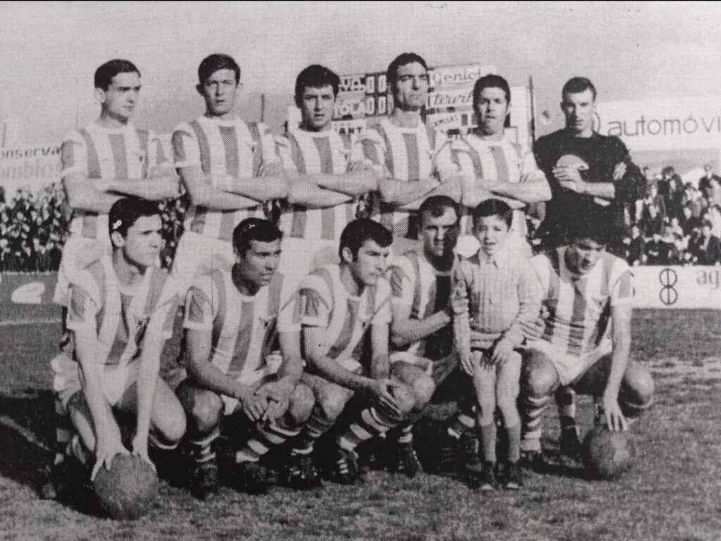 Amador en un onze titular del CD Tortosa, el segon ajupit per l'esquerra