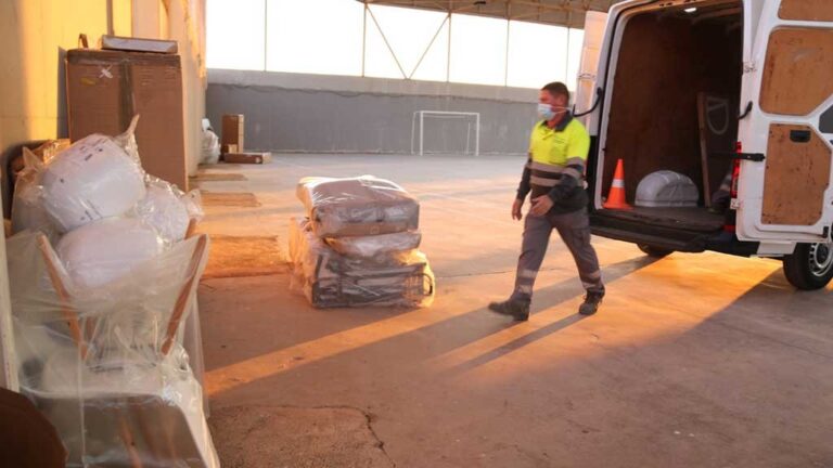 “Visc en una caravana i ma filla no pot entrar a casa per les humitats”, diu una veïna afectada pels aiguats d’Alcanar