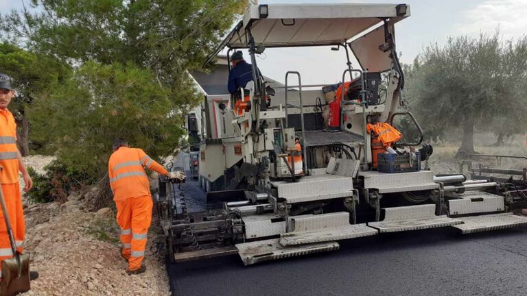 L’Ajuntament comença a asfaltar els camins d’Alcanar Platja amb les subvencions dels aiguats del 2018