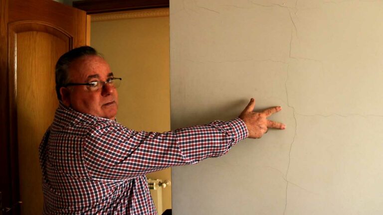 Escletxes als murs, manises caigudes i llits movent-se: el relat dels afectats pels terratrèmols al judici del Castor