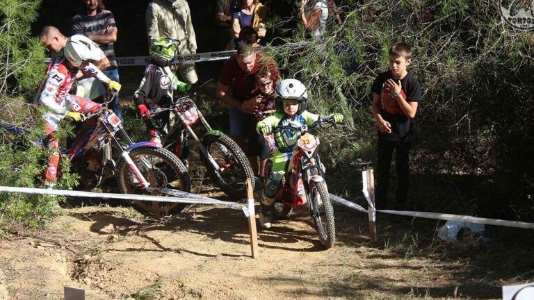 Podis de Guillermo i Àngel Llopis i Aleix Alcón del Moto Club Tortosa en el Trial de Nens de Campredó