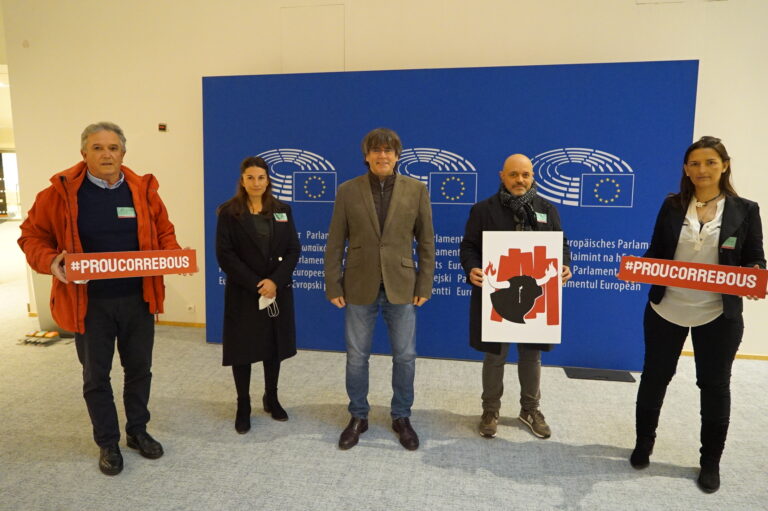 La plataforma Prou Correbous es reuneix amb Carles Puigdemont al Parlament Europeu