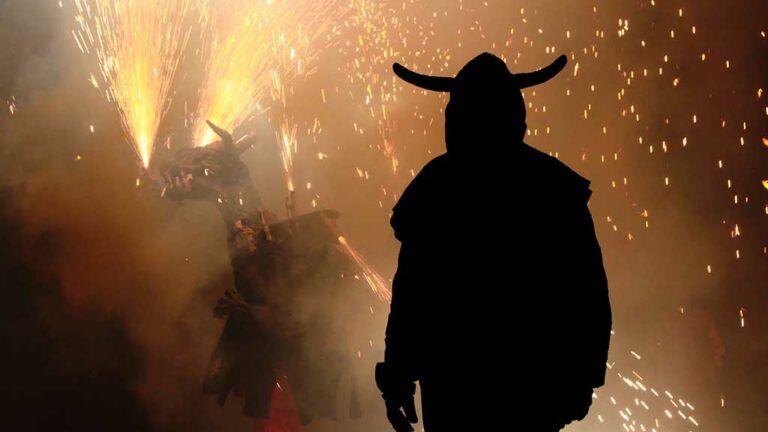Les colles de bestiari català tanquen la temporada a Tortosa preocupades per la pèrdua de massa social