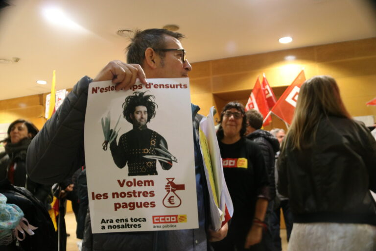 Els treballadors públics i els jubilats cobraran d’ofici la paga extra pendent del 2014 a finals de mes set anys després