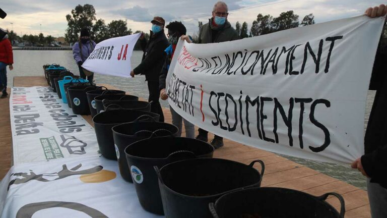 Aboquen més de 200 quilos de sorra a Deltebre en una acció simbòlica per exigir la baixada de sediments a l’Ebre