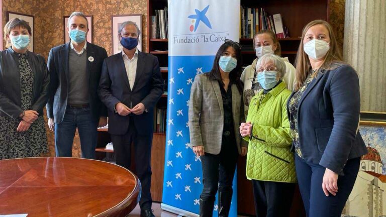 L’Ajuntament d’Alcanar, la plataforma Monsortirem i la Fundació la Caixa signen un conveni per ajudar a les famílies