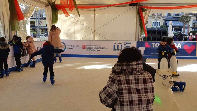 Uns 3.000 escolars del Baix Ebre gaudeixen de la pista de gel de Tortosa del 9 al 22 de desembre