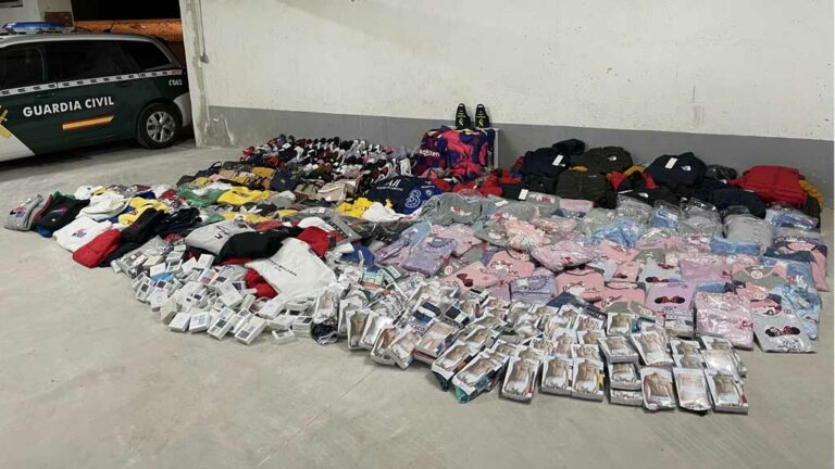 Intervenen material falsificat valorat en 58.000 euros al mercat ambulant de la Ràpita