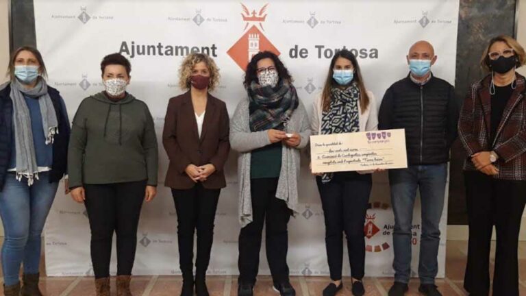 L’Escola Municipal de Teatre de Tortosa entrega els diners recaptats de les representacions solidàries ‘Terra Baixa’ i ‘La família Adams’
