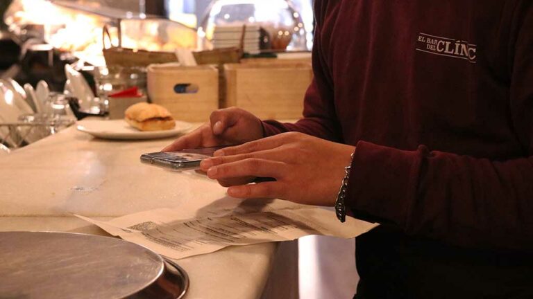 Els bars entomen amb resignació la segona entrada en vigor del certificat covid: “És una pèrdua de temps”
