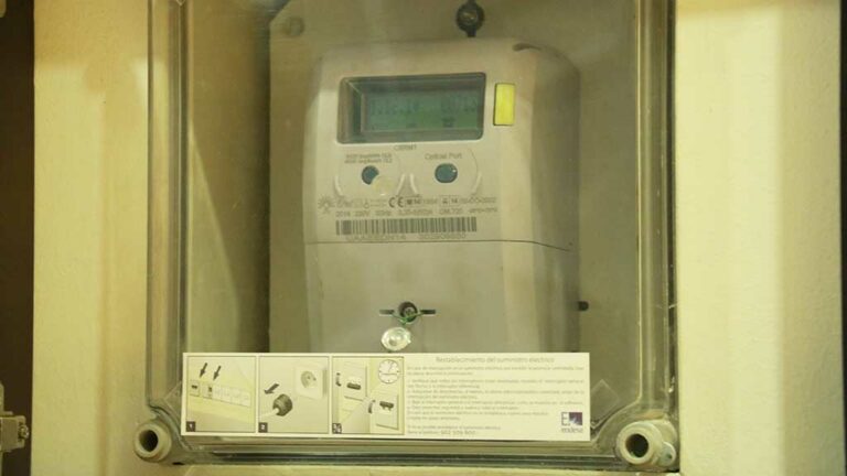 El preu de la llum baixa prop d’un 6% este dissabte però encara segueix per sobre els 200 euros