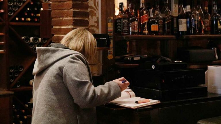 El sector de la restauració afronta les noves restriccions amb “resignació i preocupació”: “Tenim por del tancament”