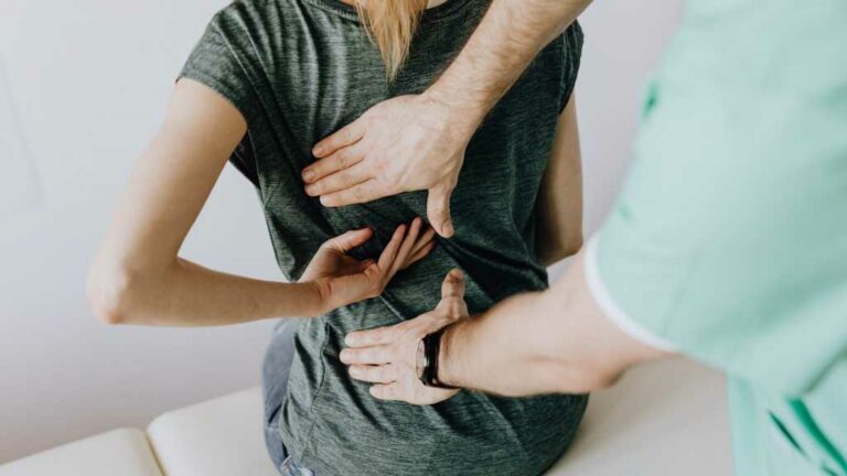 Un estudi evidencia l’increment del mal d’esquena crònic entre els adolescents