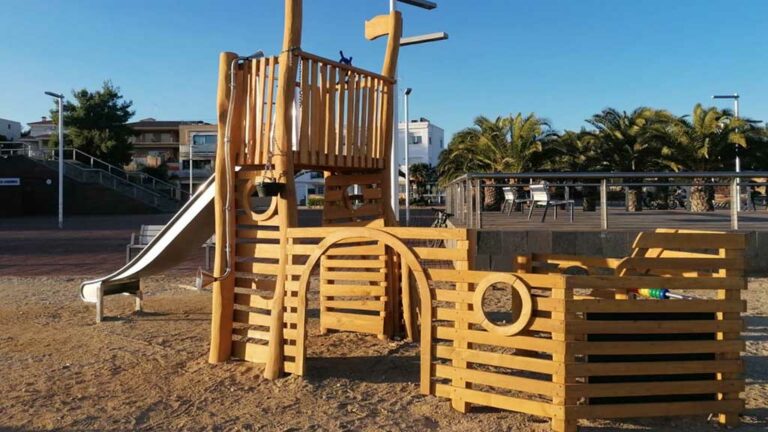 L’Ajuntament de l’Ampolla instal·la un parc infantil al passeig de l’Arenal