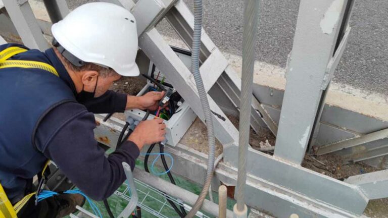 El Pont Penjant d’Amposta renova l’enllumenat i elimina els problemes d’il·luminació