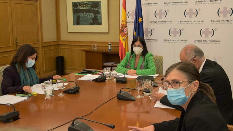 El Ministeri de Sanitat i les autonomies acorden reduir de deu a set dies la quarantena de positius en covid-19