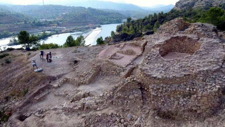 Multen l’equip d’excavació del jaciment de l’Assut de Tivenys per arranjar el camí d’accés a l’espai