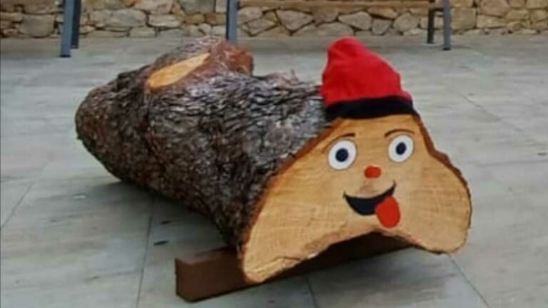 L’Ametlla de Mar escampa grans troncs de Nadal fets amb les restes dels arbres arrencats pels tornados