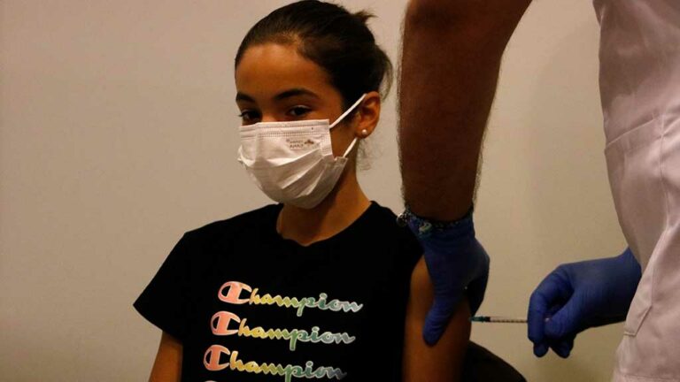 Continua avançant la vacunació en infants contra la covid-19 i gairebé arriba al 50 %