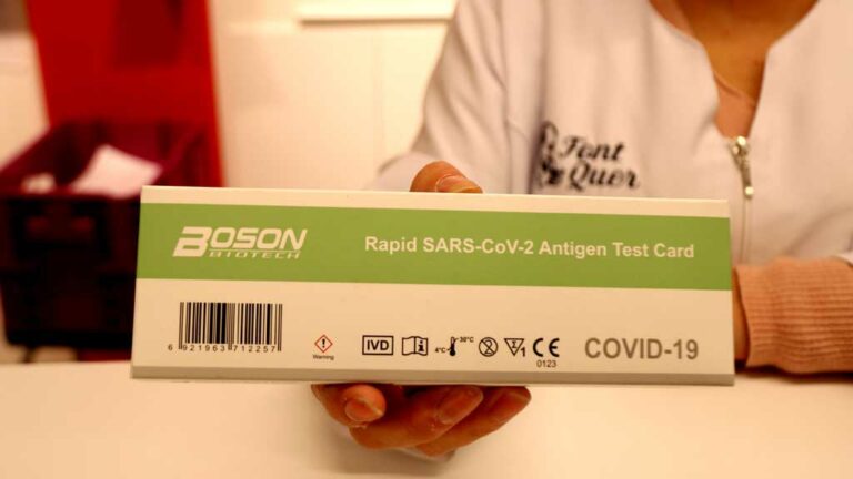 Darias anuncia una comissió interministerial per limitar el preu màxim dels tests d’antígens ràpids