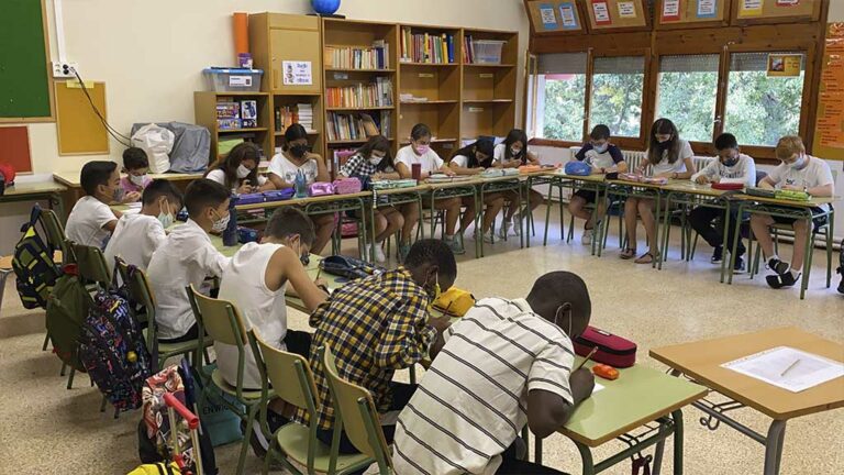 Educació permetrà que professors de secundària facen classe a primària per cobrir les baixes per covid a la concertada