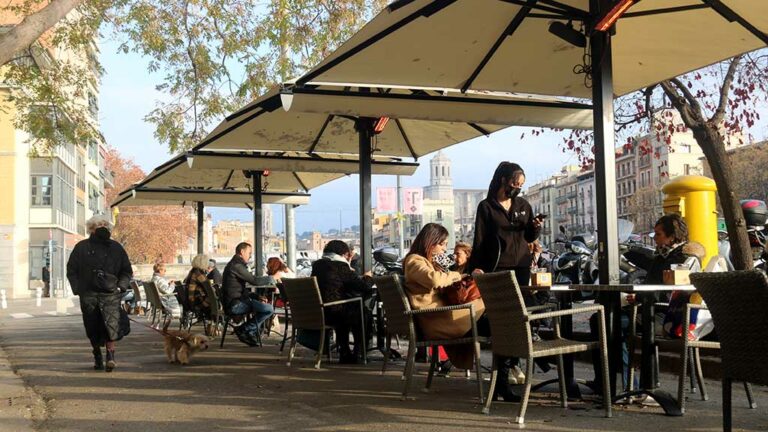 El Govern aixeca a partir de divendres les restriccions en trobades, aforaments i horaris i manté l’oci nocturn tancat