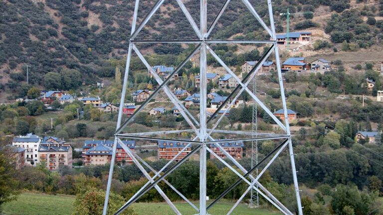 El preu de la llum per a aquest divendres baixa per quart dia consecutiu i se situa en els 179,09 euros per MWh