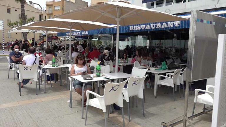 Els bars i restaurants viuen l’adeu del passaport covid entre resignació i alliberament