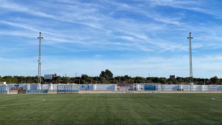 L’Ampolla renova l’enllumenat del camp de futbol instal·lant projectors amb tecnologia LED