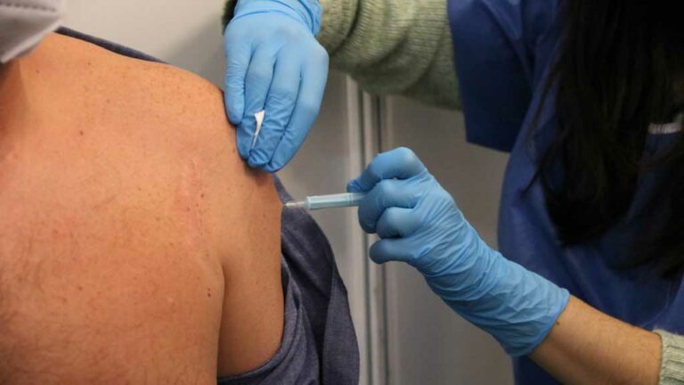 La Comissió de Salut Pública aprova obrir la tercera dosi contra el coronavirus a les persones d’entre 39 i 18 anys