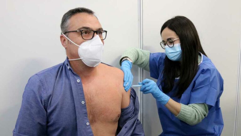 Salut obre les cites per a la tercera dosi de la vacuna contra la covid de les persones d’entre 30 i 39 anys