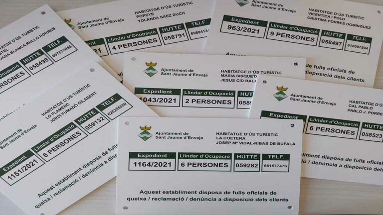 Sant Jaume d’Enveja entrega les plaques als habitatges d’ús turístic