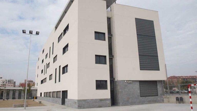 Un grup de pares d’Amposta acusen Educació de vulnerar drets fonamentals en confinar els alumnes sense pauta completa