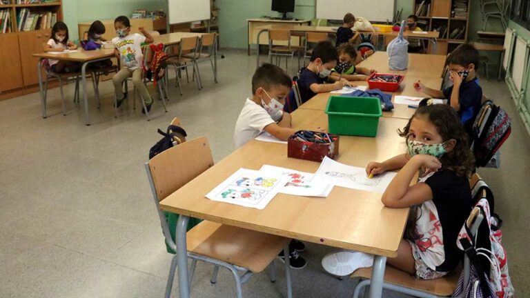 El govern espanyol plantejarà a les autonomies mantenir el retorn presencial a les aules el 10 de gener