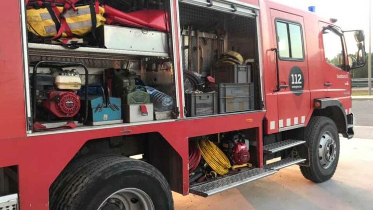 Els Bombers apaguen un foc aquesta matinada a una casa a Tortosa