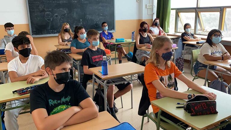 Els escolars tornen a les aules en plena onada d’òmicron amb un nou protocol covid