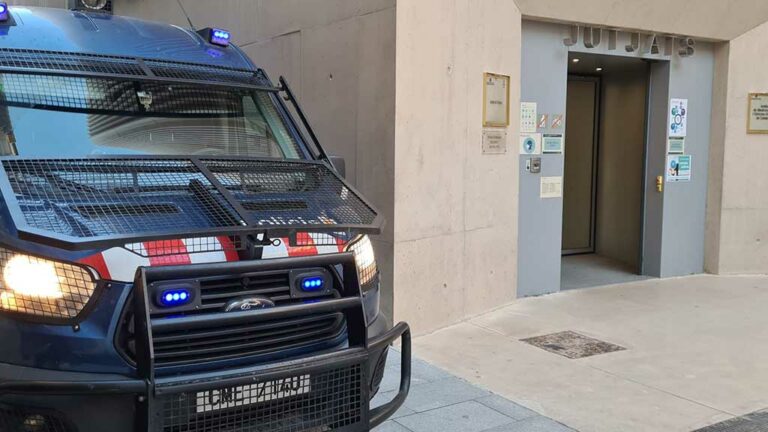 Imatges exclusives de l’entrada als jutjats dels set detinguts per la mort violenta d’un jove a Roquetes