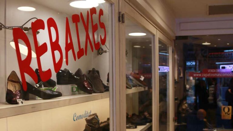 El petit comerç enceta una campanya de rebaixes dividit entre la incertesa de la pandèmia i la recuperació