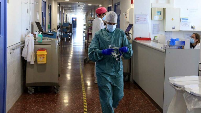 Els sanitaris afronten amb “desesperança” la sisena onada i alerten de l’impacte de baixes en plantilles ja “minvades”