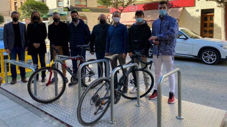 Alumnes de l’Institut Montsià construeixen un aparcament mòbil de bicicletes i patinets