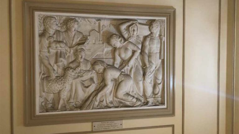 L’Ajuntament d’Amposta passarà a bronze el mural ’Relleu del treball. La tècnica i l’estudi’, de Soriano-Montagut