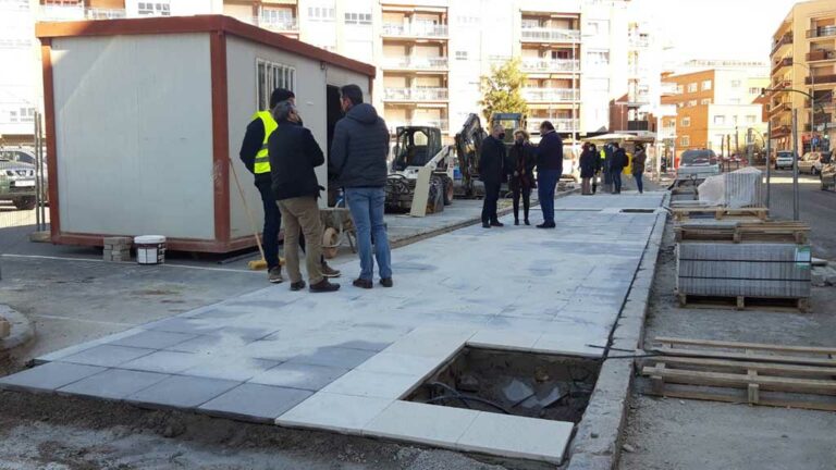 La plaça 1 d’Octubre de Tortosa renova les voreres interiors en una actuació que incorporarà una vintena d’arbres nous