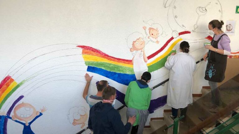L’alumnat del Centre d’Educació Especial Sant Jordi realitza un mural per commemorar el 50è aniversari de l’escola
