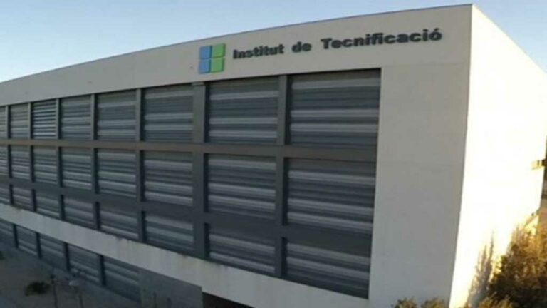 Professors de l’Institut de Tecnificació d’Amposta defensen que han garantit l’aprenentatge dels alumnes confinats