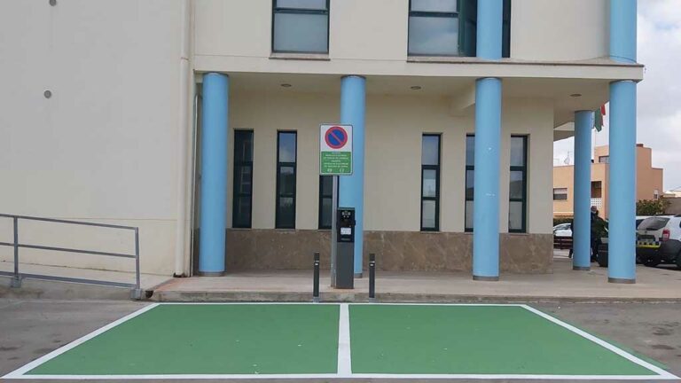 Sant Jaume posa en marxa dos punts de recàrrega per a vehicles elèctrics