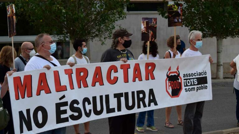 Tots Som Poble s’oposa al projecte de les penyes taurines de fomentar els correbous a les escoles