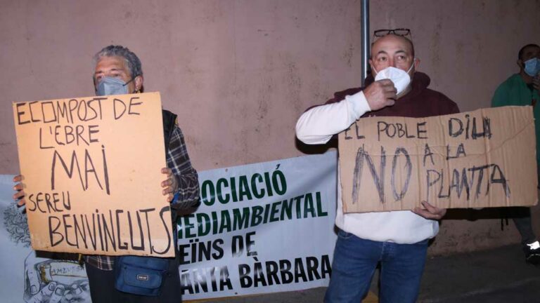 Una vintena de veïns de Santa Bàrbara protesten amb una xiulada en contra de la llicència de la planta de compostatge
