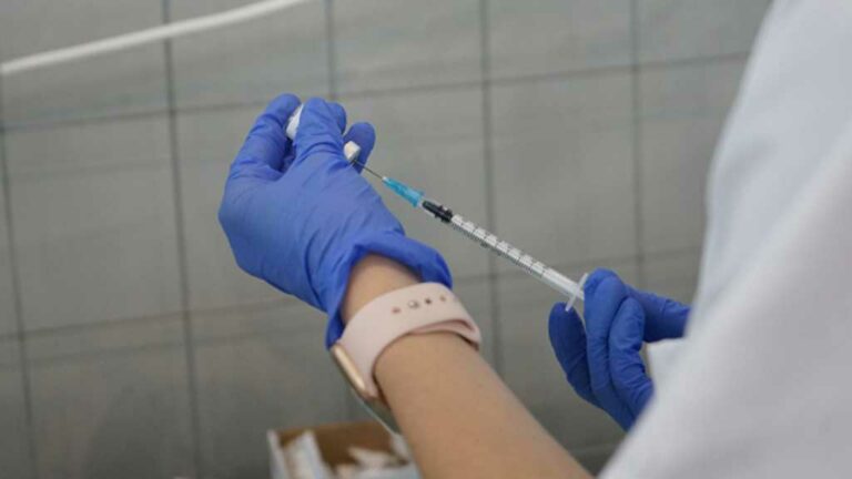 Unes 7.500 dosis de la vacuna contra la covid-19 administrades en les darreres 24 hores