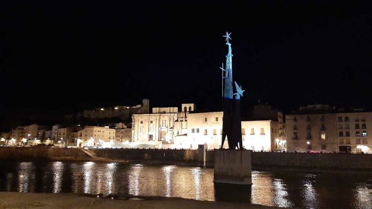 El COREMBE il·lumina el Monument per demanar que aquesta sigui permanent